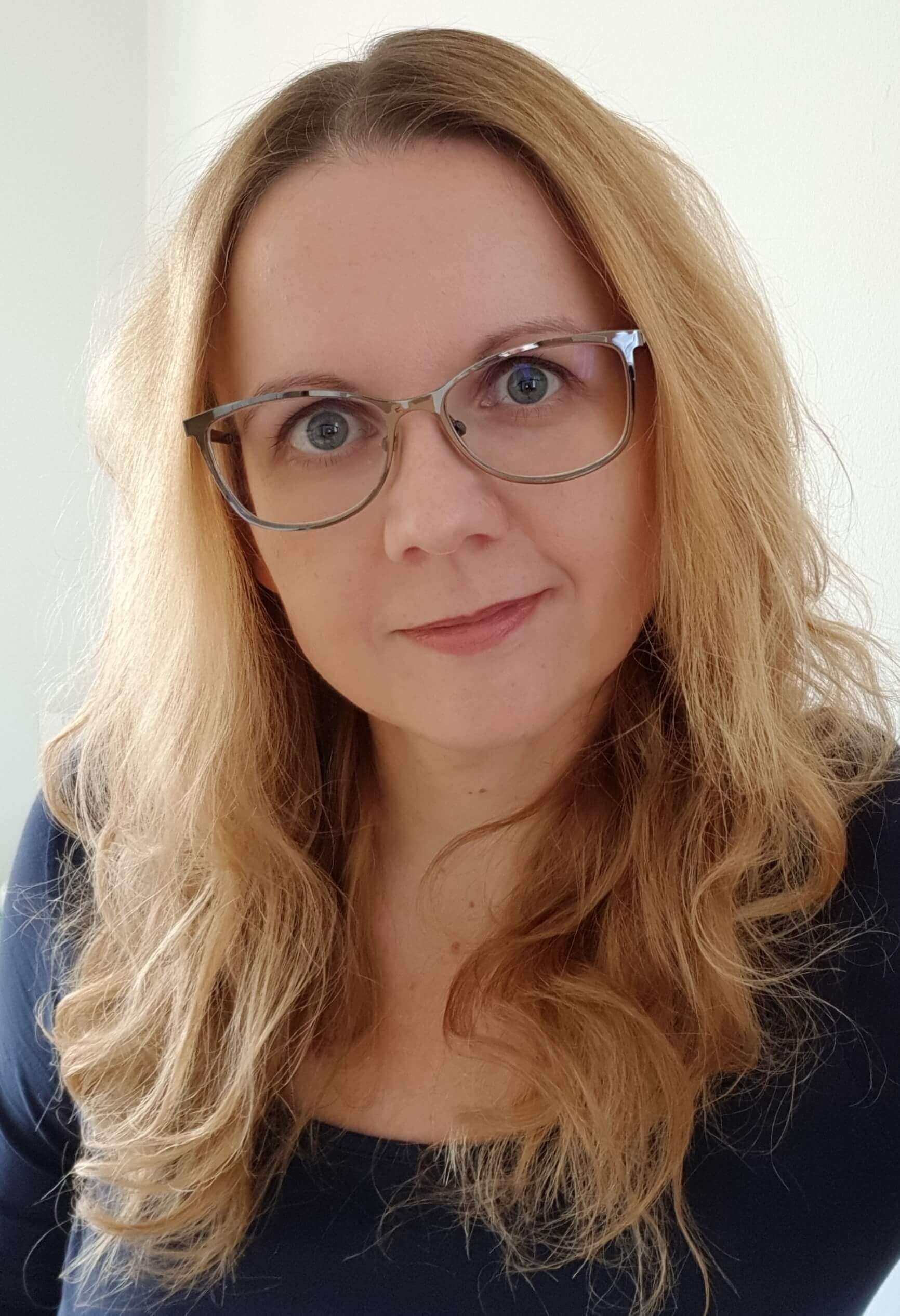 Bild_Petra_Mueller_Testimonial portraitfoto von Frau mit blonden Haaren und Brille